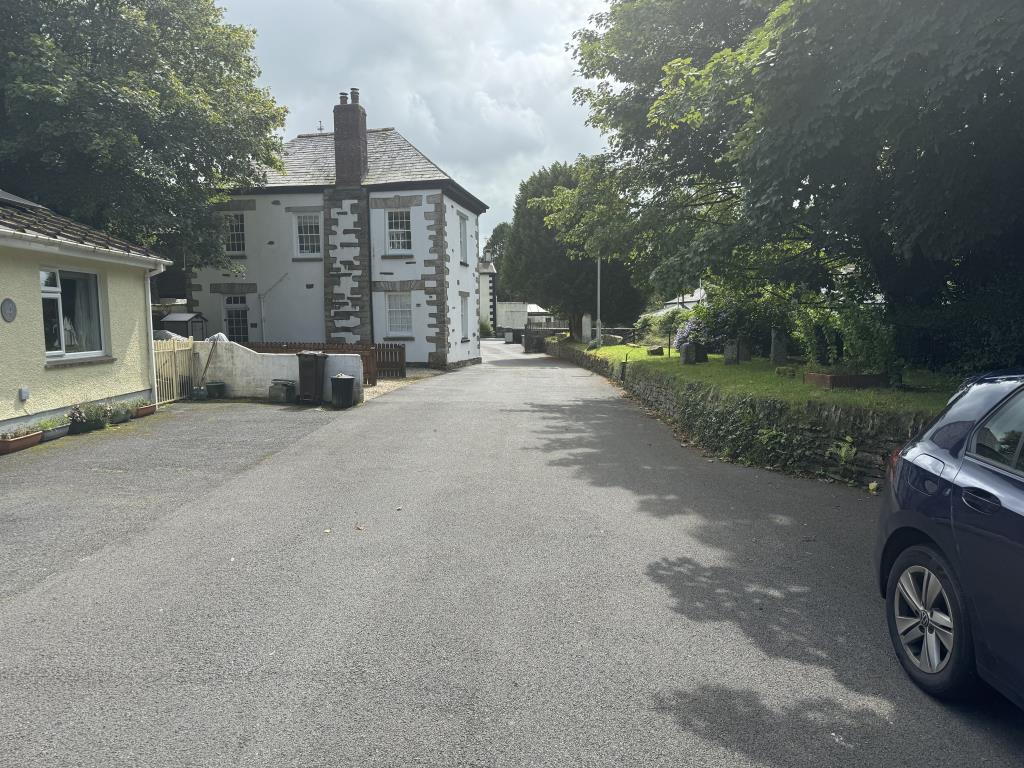 Lot: 146 - LAND AND PRIVATE ROAD FRONTING THE RIVER CAMEL - View of the road looking back towards the main road